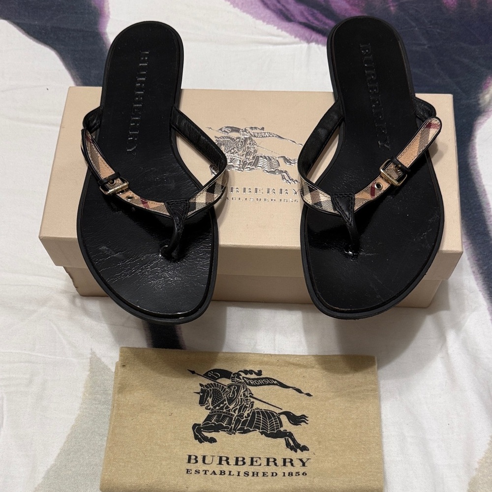 Burberry Black Leather Thong Sandals with Vintage Check Straps. AUTHENTIC